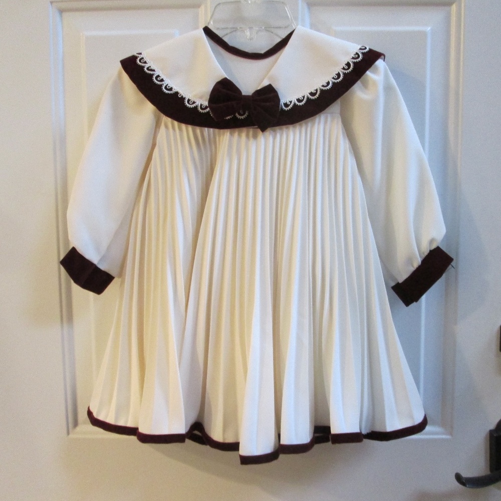 new GIRLS FORMAL white pleated dress with matching hat Sz 4